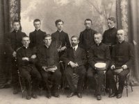 Grupa uczniów Gimnazjum im. J. I. Kraszewskiego w Białej Podlaskiej z nauczycielem, 1910