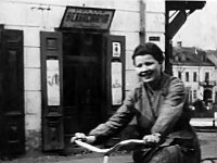 Bialczanka wracająca rowerem z Placu Wolności w Białej Podlaskiej, 1932