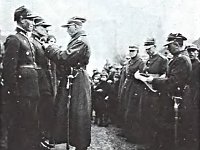 Podpułkownik Jan Świątecki dekoruje Krzyżem Zasługi sierżantów, dyplomy trzyma kapitan Mielcarek, 19 marca 1935 r.
