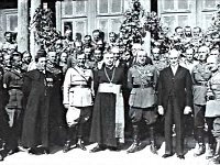Święto pułkowe 34 pp, w środku ksiądz prałat (N.N.), z lewej ppłk Franciszek Grabowski, z prawej płk Wilhelm Orlik-Ruckemann - dowódca 9 Dywizji Piechoty, 8 maja 1933 r.