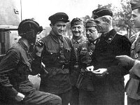 Spotkanie żołnierzy Wehrmachtu z żołnierzami Armii Czerwonej po wspólnej defiladzie w Brześciu nad Bugiem, 23.09.1939
