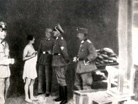 Przed załadowaniem do wagonów żydów poddano surowemu przeszukaniu bagaży i rewizji osobistej, Deportacją Żydów z Międzyrzeca Podlaskiego 26.05.1943, Batalion policyjny 101