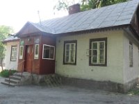 Z lewej strony okno od pracowni, z prawej pierwsze okno od ganku - kadry P. Helenka Sobocińska, reszta okien to uwłaszczenia i nieruchomości (Z. Borowik, I. Baraniuk A. Gontarczuk, K. Polubiec i cała reszta towarzystwa