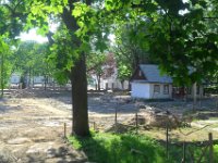 W małym białym domku była kiedyś siedziba Wojewódzkiego Biura Geodezji i Terenów Rolnych - część z pracowniami i nieruchomościami oraz uwłaszczeniami