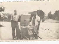Sezon na lody rozpoczęty. Plac Wolności rok około 1947-1949
