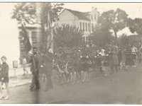 Rok 1964 ul. Janowska (1 Maja). Kondukt żałobny mojego brata Stasia, który zmarł 27 maja, żył 7 miesięcy. Trumienka niesiona na szarfach przez dzieci. Może ktoś po 51 latach rozpozna siebie lub swoich bliskich.