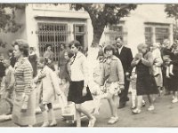 II zdjęcie , Rok 1964 ul. Janowska (1 Maja). Kondukt żałobny mojego brata Stasia, który zmarł 27 maja, żył 7 miesięcy. Trumienka niesiona na szarfach przez dzieci. Może ktoś po 51 latach rozpozna siebie lub swoich bliskich.