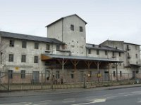 Stary młyn przy ul. Marszałka J. Piłsudskiego. Budynek został wyburzony i w jego miejscu stoi obecnie sklep Intermarche. Zdjęcie pochodzi z 2006 roku